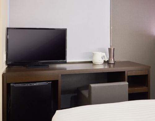 お部屋備品（テレビとデスク）