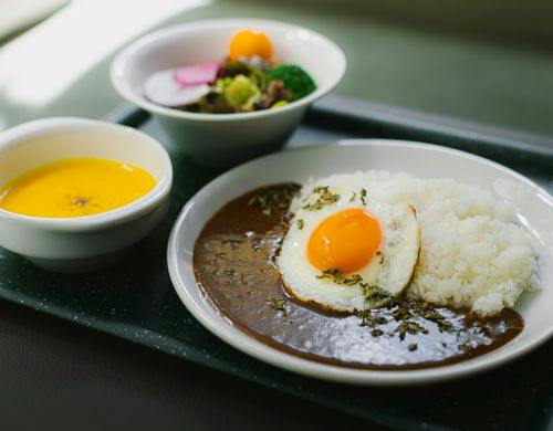 Reen目玉焼きカレー