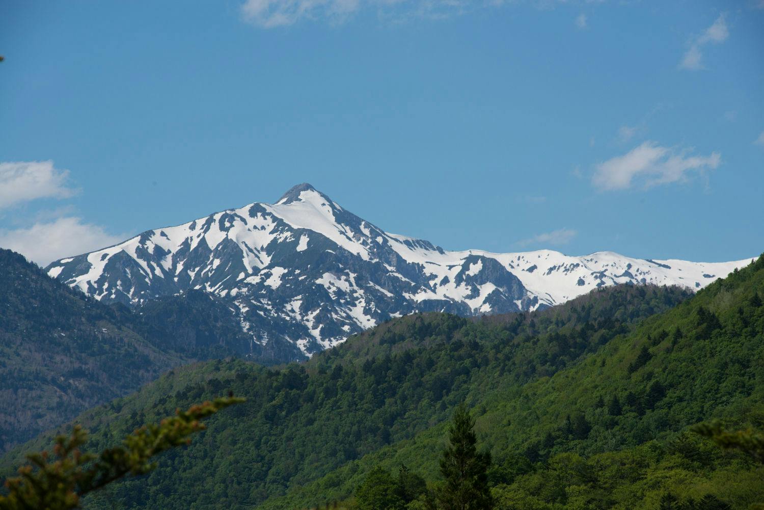 ภูเขาอันยิ่งใหญ่ที่มองเห็นรอบ ๆ ที่พัก