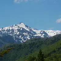 ภูเขาอันยิ่งใหญ่ที่มองเห็นรอบ ๆ ที่พัก