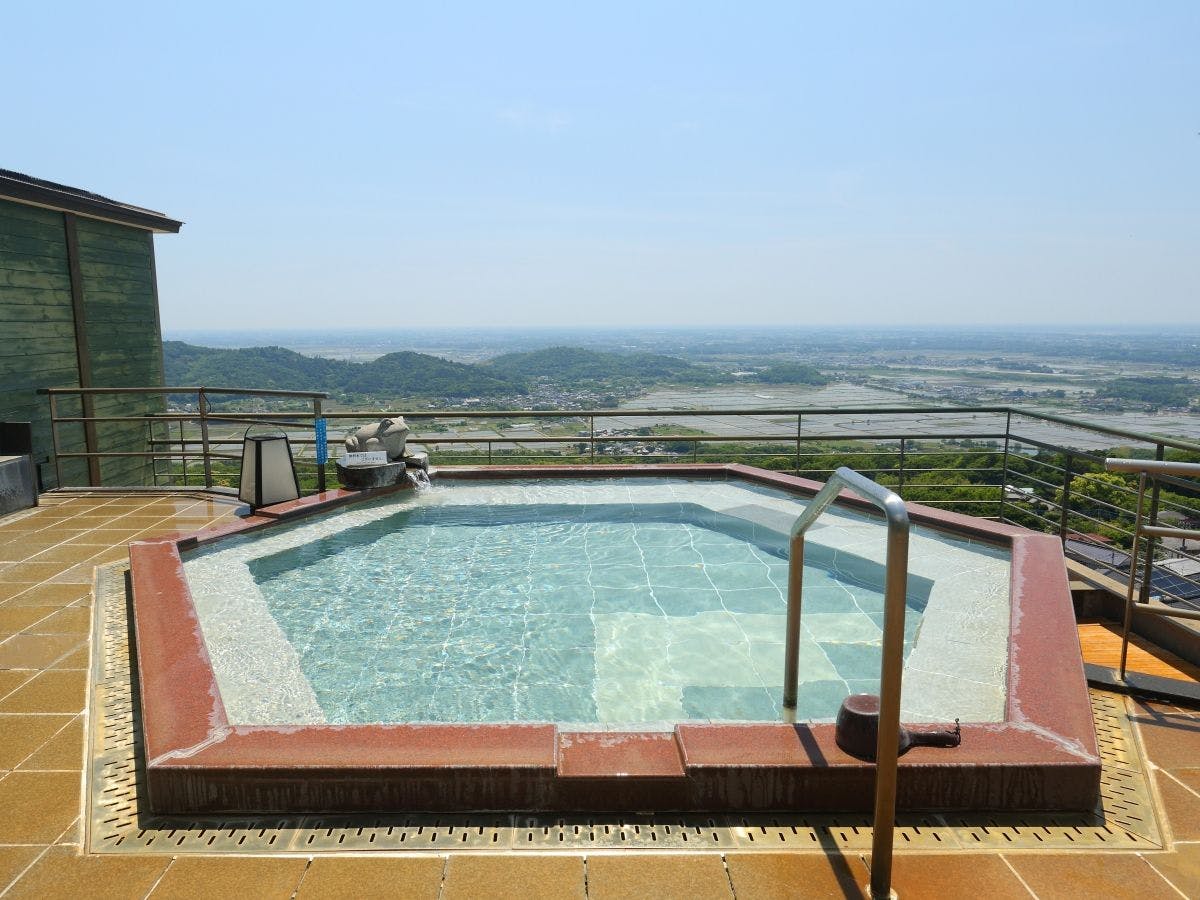 【บ่อน้ำพุร้อนกลางแจ้งพาโนรามาชั้นบนสุด "น้ำบนเมฆ"】