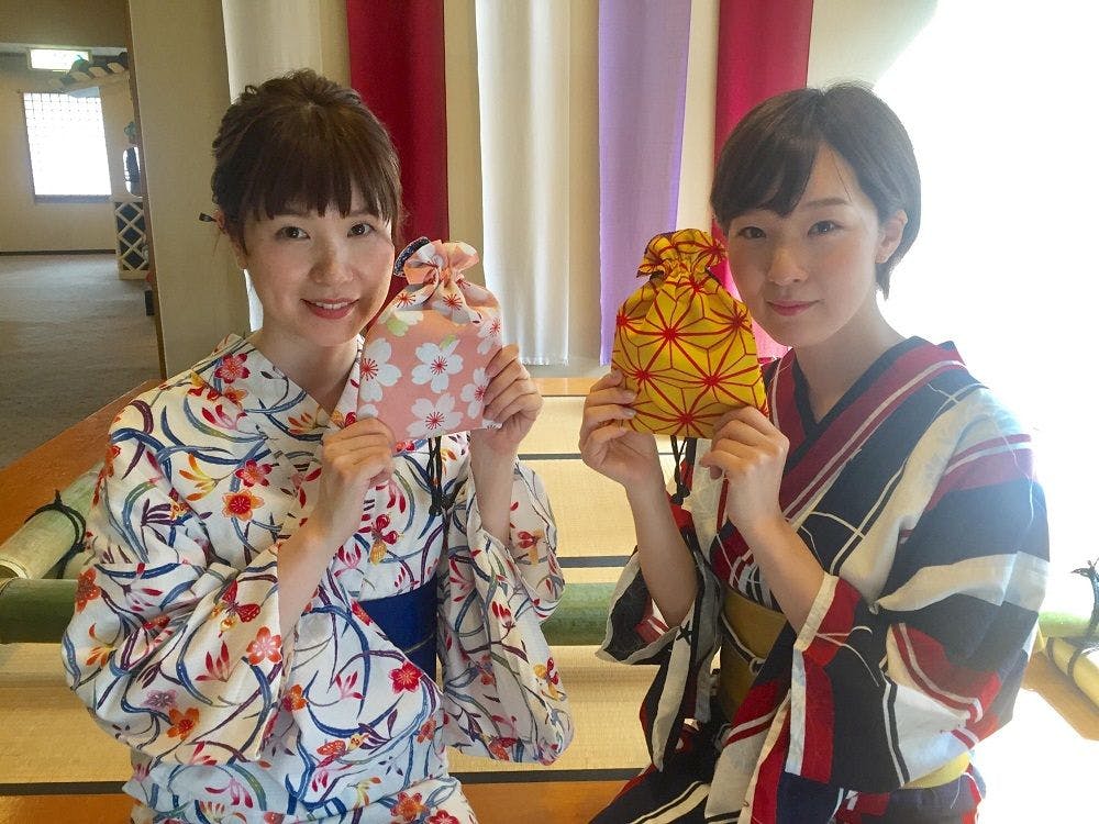 일본식 주머니에 담긴 여성용 어메니티 세트.