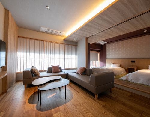 和洋室：デラックス・ベッド4台付