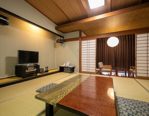 眺望の悪い訳あり和室、でもカラオケ付！