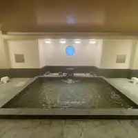 ห้องอาบน้ำสาธารณะขนาดใหญ่ที่ชั้นสองปูด้วยหินธรรมชาติ