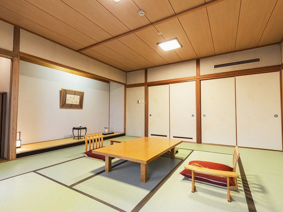 ห้องสไตล์ญี่ปุ่น (12.5 เสื่อทาทามิ + 2 เสื่อทาทามิทางเข้า)