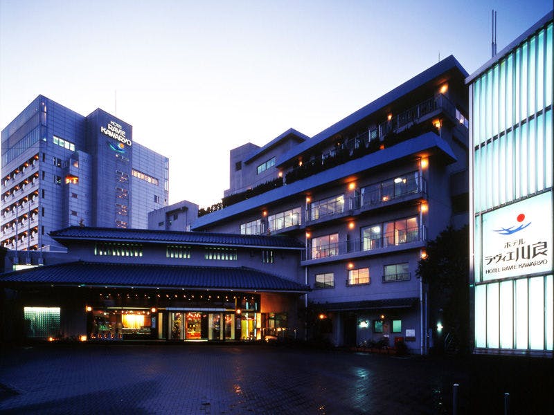 โรงแรมภายนอก (กลางคืน)