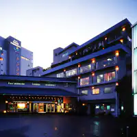 โรงแรมภายนอก (กลางคืน)