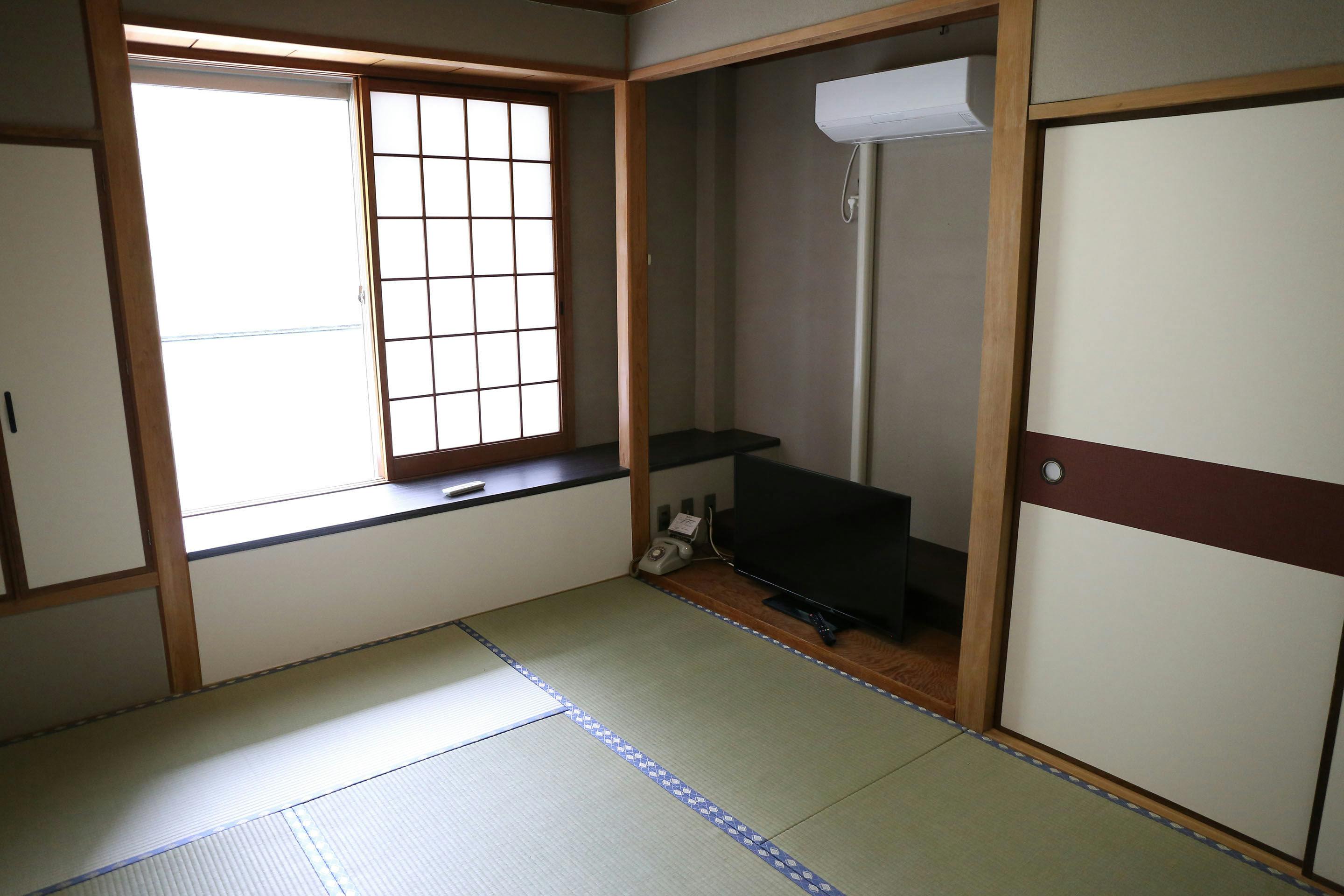 ตัวอย่างห้องแบบญี่ปุ่นขนาด 6 เสื่อทาทามิที่หันหน้าไปทางภูเขา