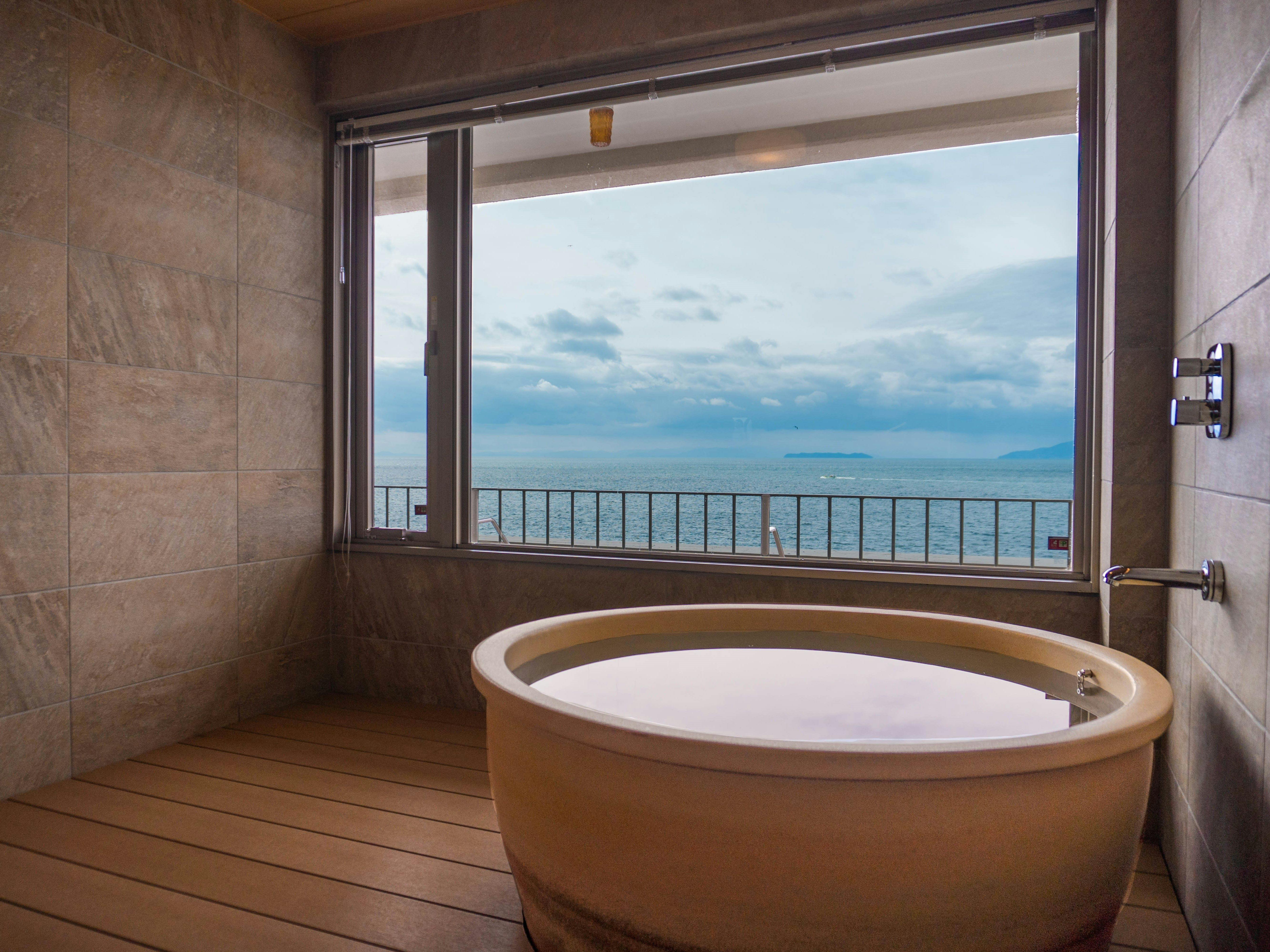 จากห้องอาบน้ำพร้อมวิว คุณสามารถชมวิวทะเลได้