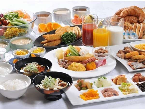 บุฟเฟ่ต์อาหารเช้าสไตล์ญี่ปุ่นและตะวันตก 50 ชนิดที่ได้รับความนิยมอย่างมาก.