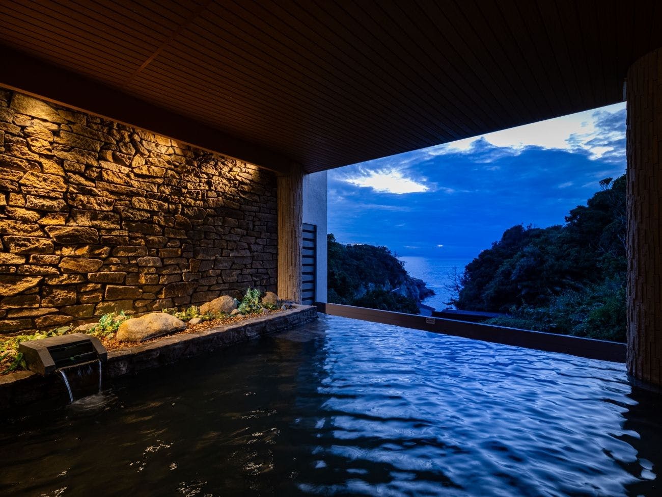 อินฟินิตี้ออนเซ็นกลางแจ้ง (สำหรับผู้หญิง)