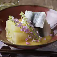 ปลามามาคาริและต้นหอมคลุกซอสมิโสะเปรี้ยวหวาน