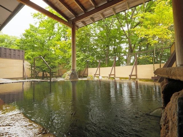 Pemandian terbuka yang dikelilingi oleh pemandangan empat musim.