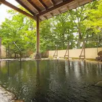 Pemandian terbuka yang dikelilingi oleh pemandangan empat musim.