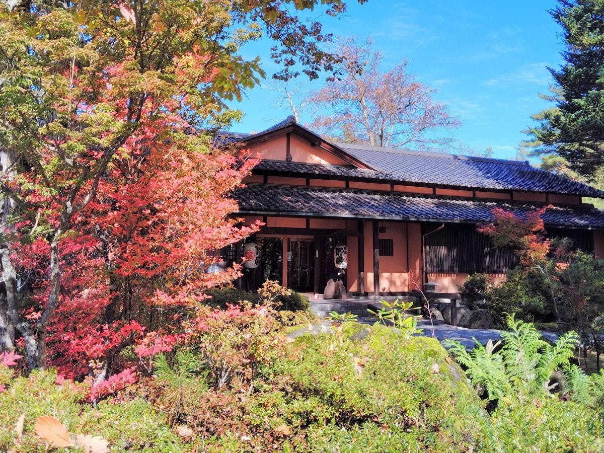 *Eksterior (Daun Musim Gugur)