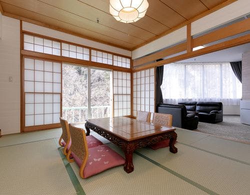 広々とした貴賓室。
