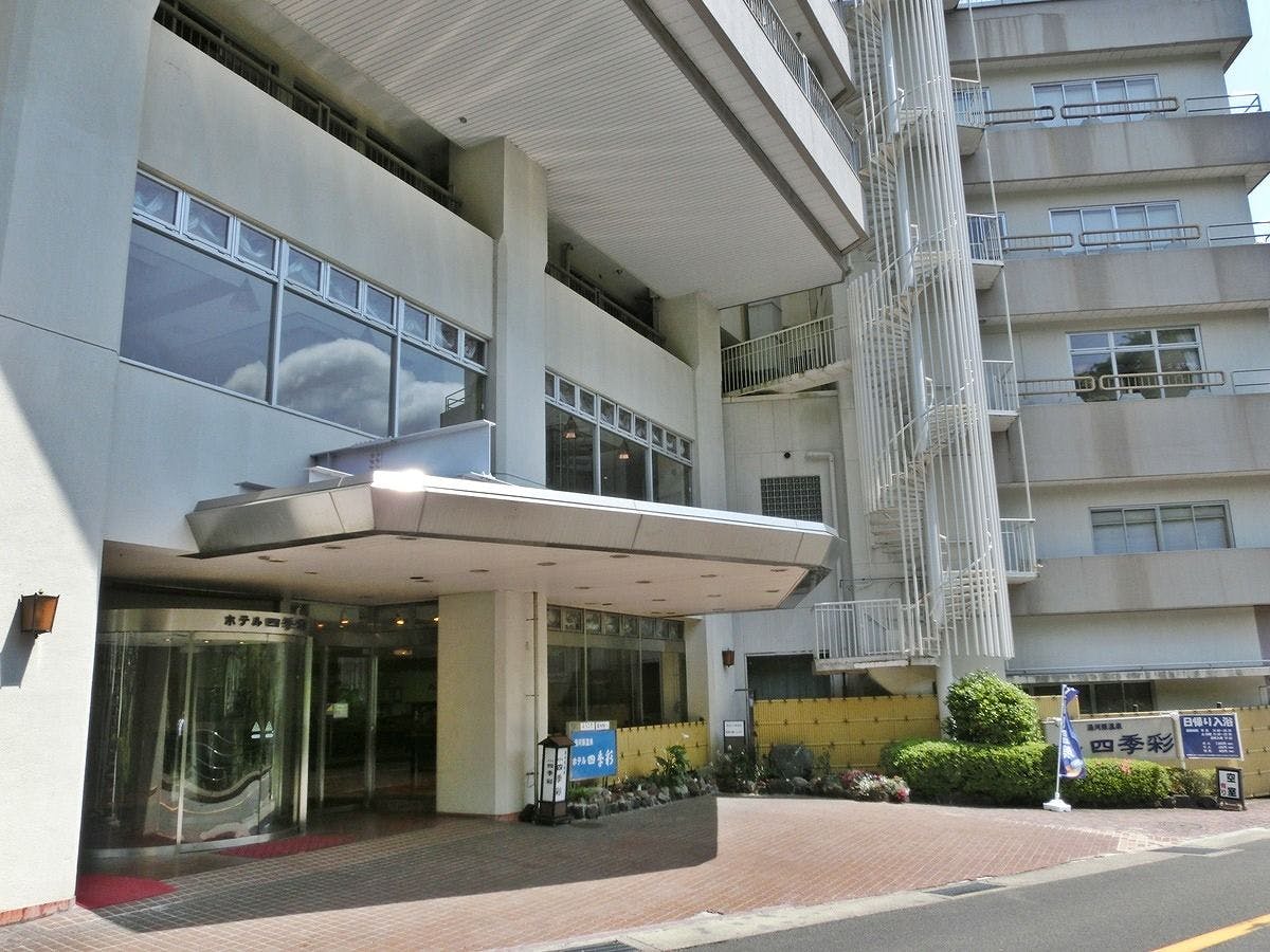 โรงแรมสี่ฤดู ภายนอก