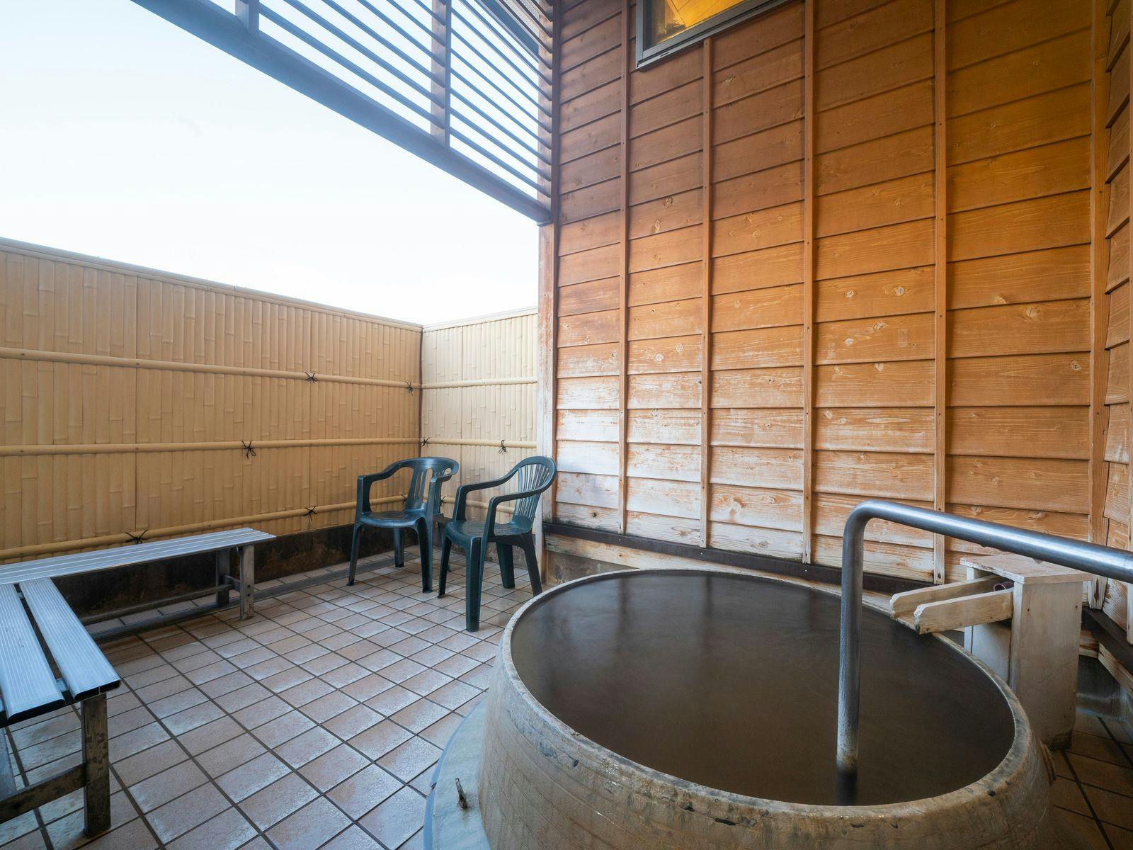 อ่างอาบน้ำกลางแจ้งโกเอมอนพร้อมน้ำพุร้อนธรรมชาติไหลผ่าน