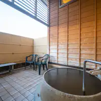 อ่างอาบน้ำกลางแจ้งโกเอมอนพร้อมน้ำพุร้อนธรรมชาติไหลผ่าน