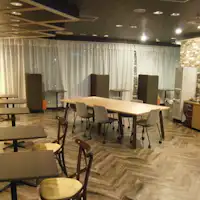 ชั้น 1: พื้นที่รับประทานอาหารในสถานที่