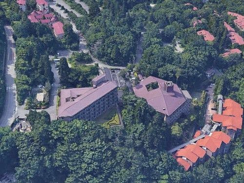 침대 창문에서 산의 전경을 촬영할 수 있습니다.