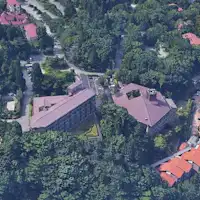 침대 창문에서 산의 전경을 촬영할 수 있습니다.