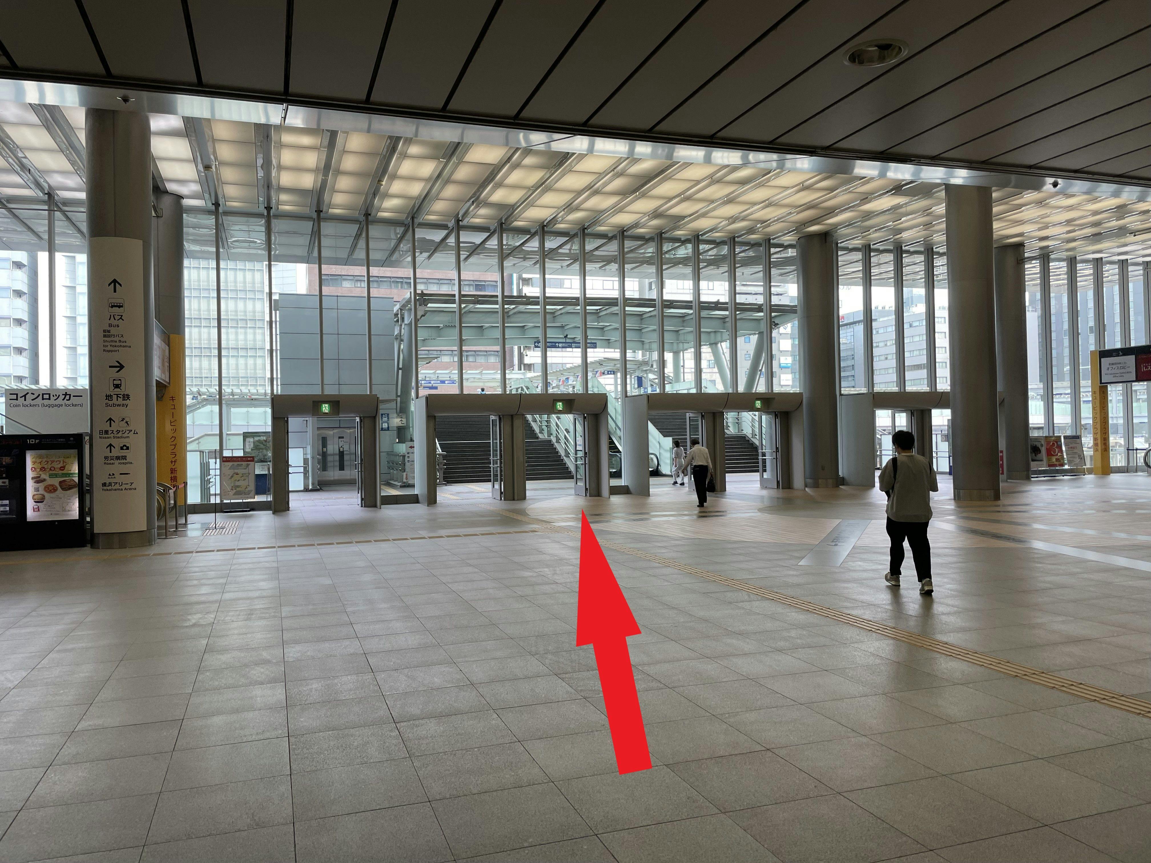 Route 1: Exit the station from the North Exit ticket gate of JR Shin-Yokohama Station.