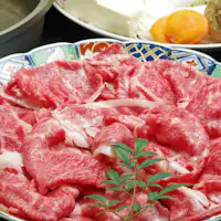 สุกี้ยากี้เนื้อโอมิที่นุ่มและมีไขมันแทรก