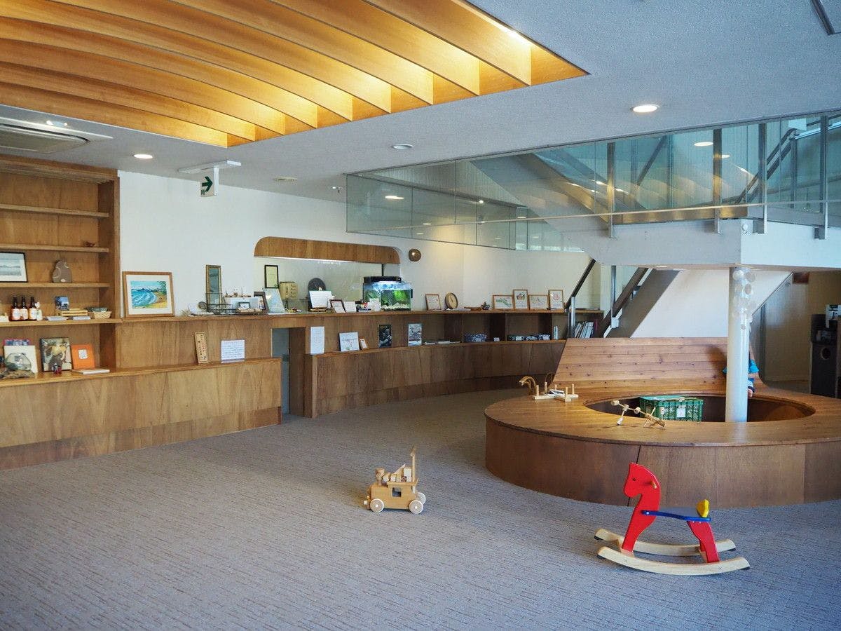 ล็อบบี้กว้างขวางพร้อมกลิ่นหอมของไม้♪