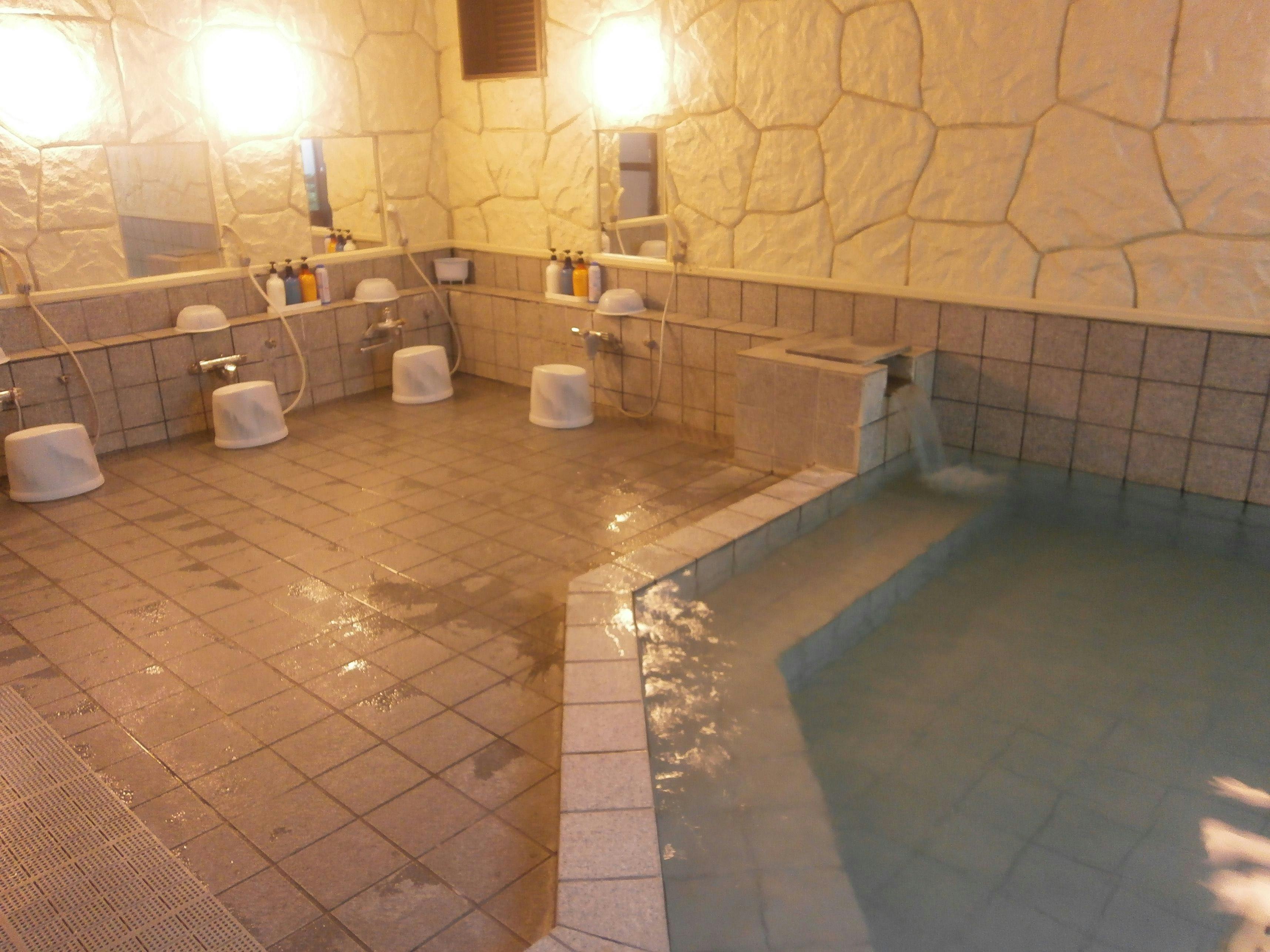 น้ำพุร้อนเทียมขนาดใหญ่พร้อมหินที่มีพลัง