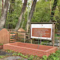 ทางเข้าสนามวิ่งเล่นสุนัข