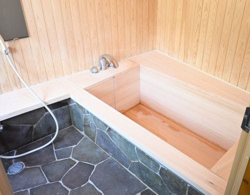 ２階建特別棟・檜風呂