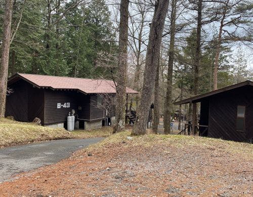 コテージの外観と遊歩道