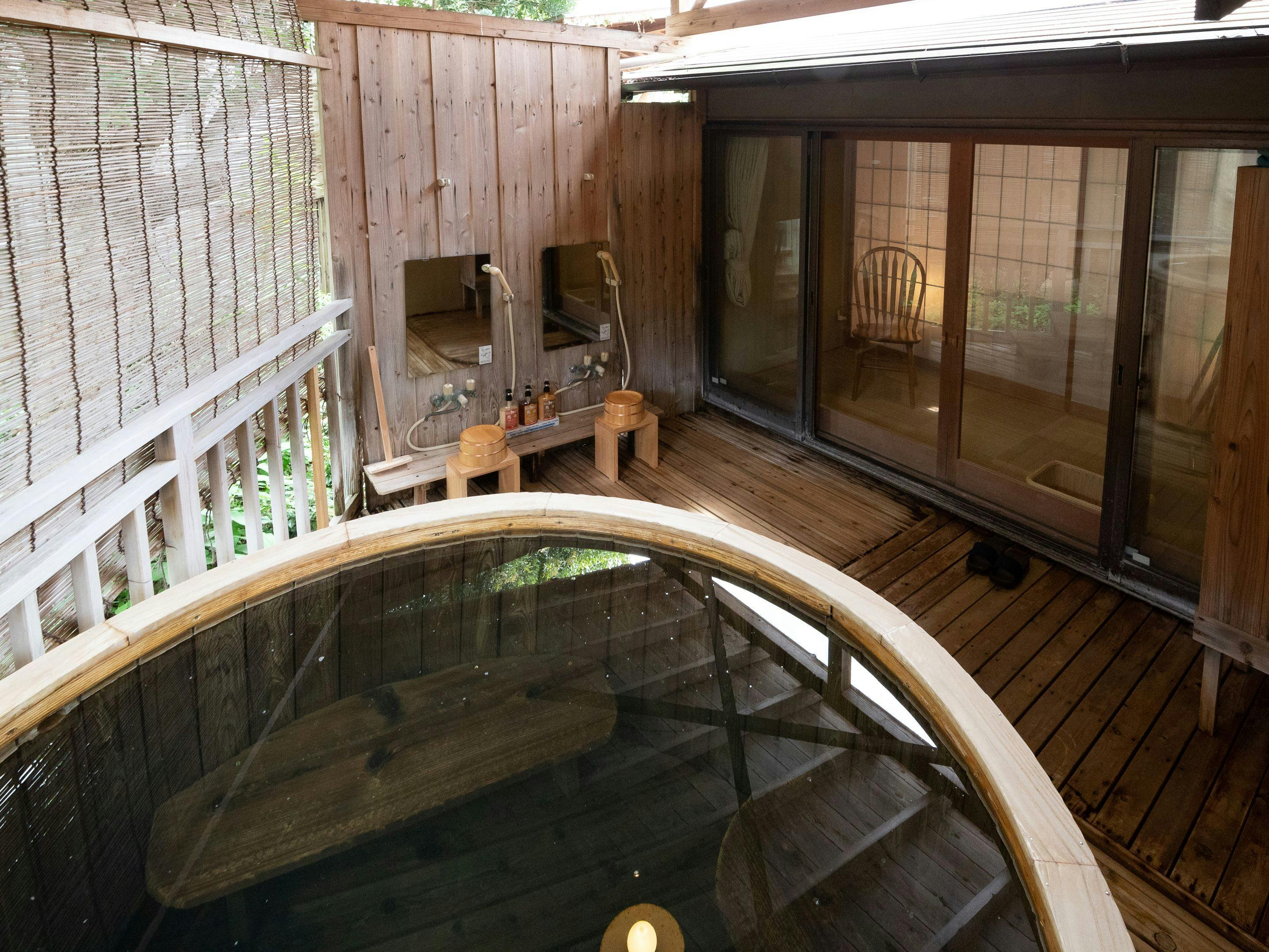 Kamar khusus 'Kainan-so' dengan pemandian luar ruangan (bak mandi kayu).