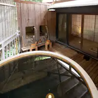 Kamar khusus 'Kainan-so' dengan pemandian luar ruangan (bak mandi kayu).