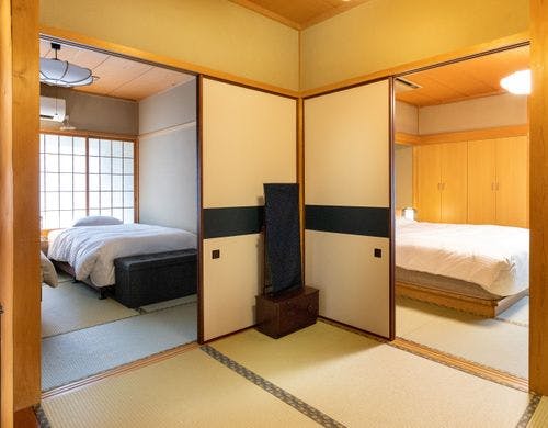 特別室「海南荘」の客室露天風呂（樽風呂）