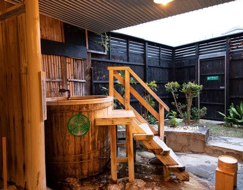 【お部屋】準特別室の温泉（樽風呂）