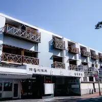 Fasilitas: Tampak luar gedung utama, tepat di depan adalah pantai Shirarahama.