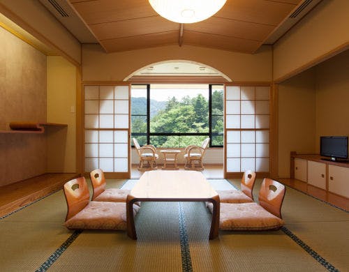 多摩川を臨む落ち着いた和室