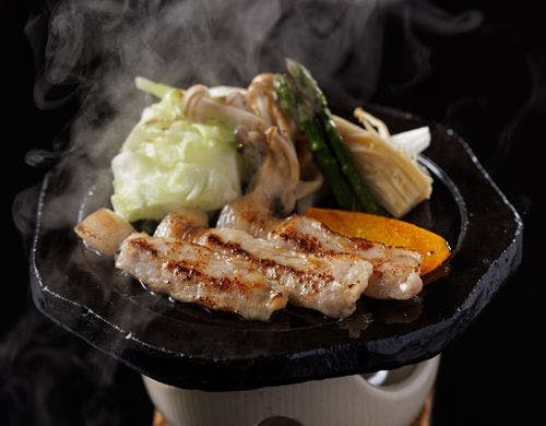 お肉をご自身で焼き上げる鉄板焼き