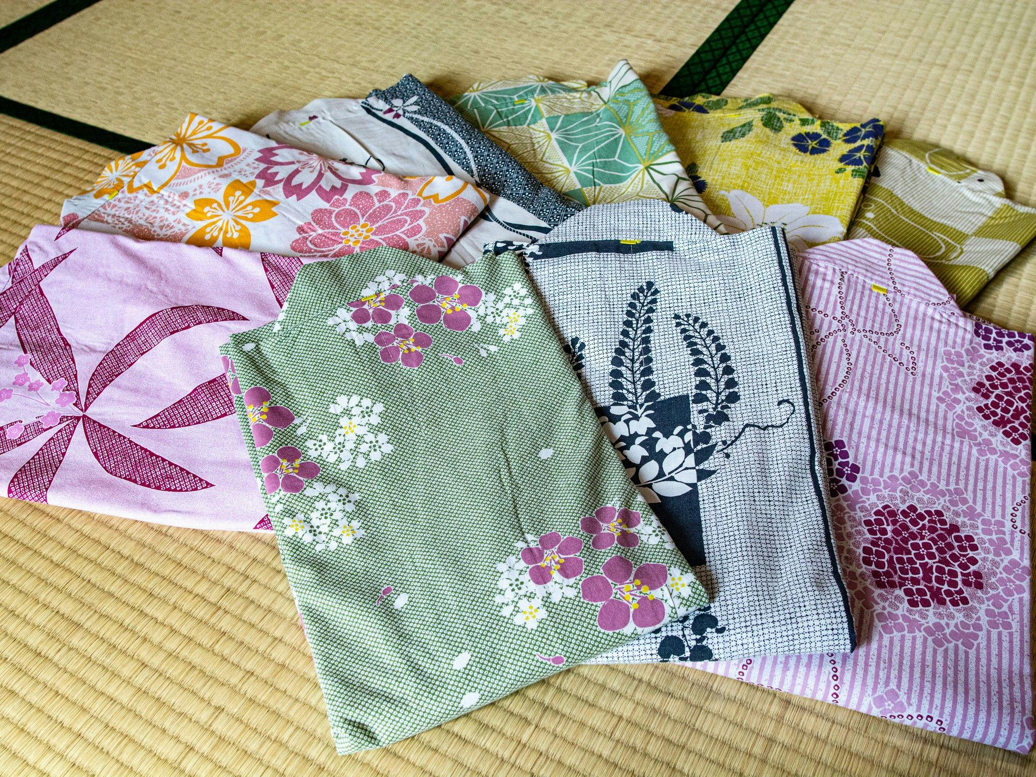 Jadikan penginapan anda lebih meriah dengan yukata pilihan.