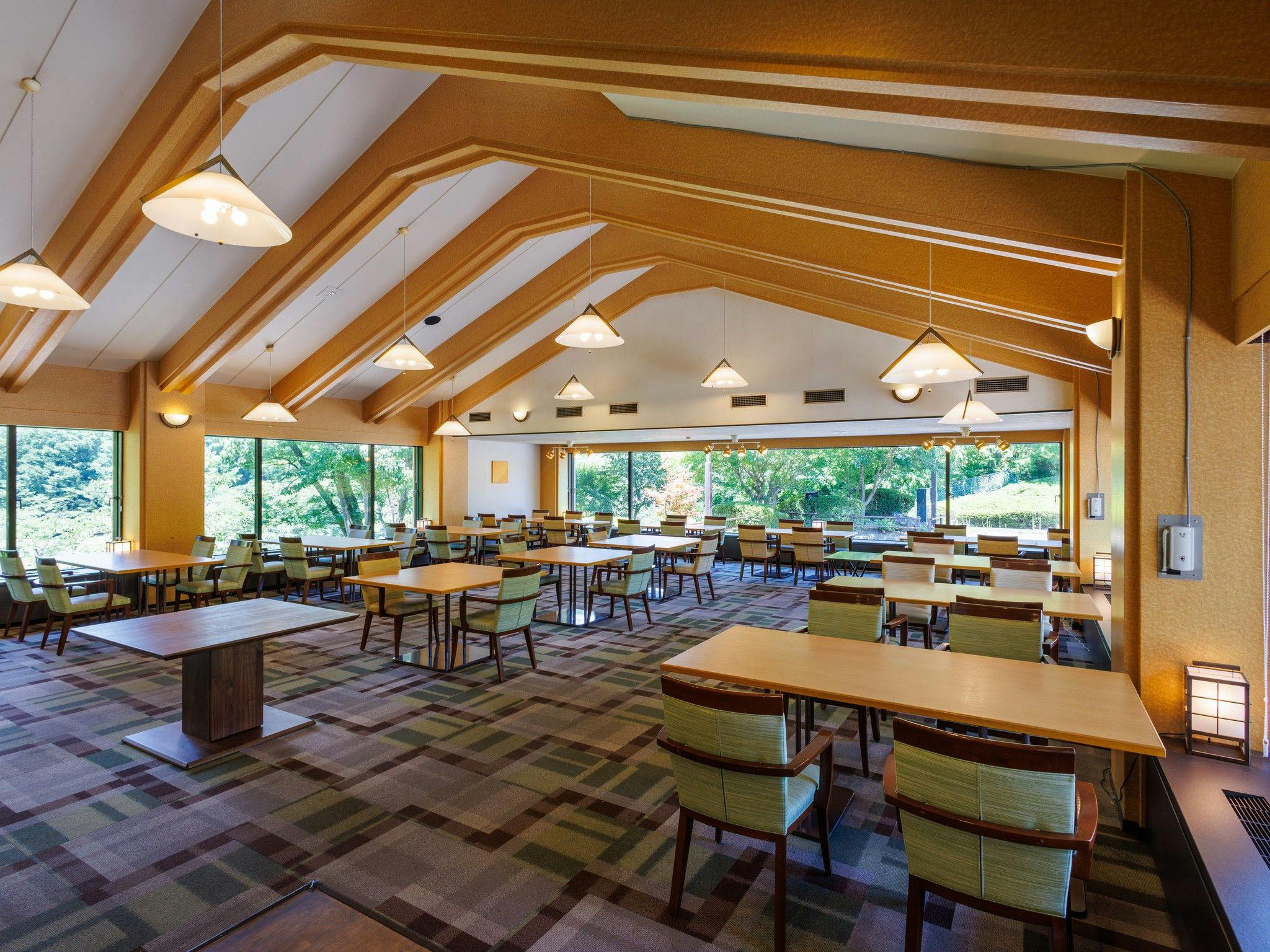 Dewan makan untuk tetamu dengan dua hidangan.