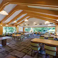 Dewan makan untuk tetamu dengan dua hidangan.