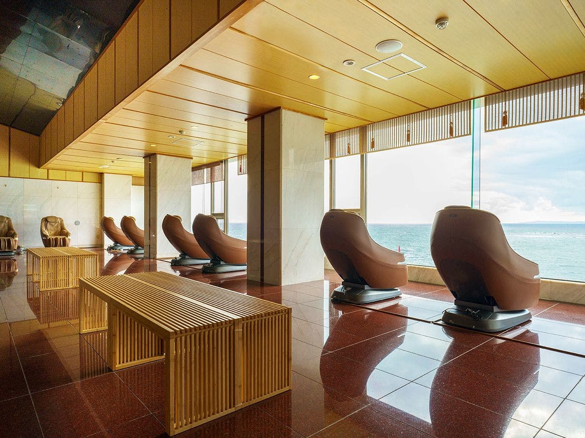 沐浴后休息室及免费按摩椅。