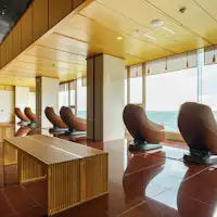 沐浴后休息室及免费按摩椅。