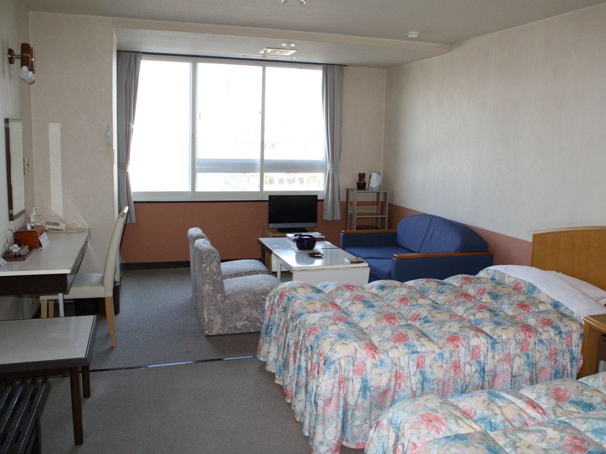 Kamar bergaya barat menghadap danau <Twin>