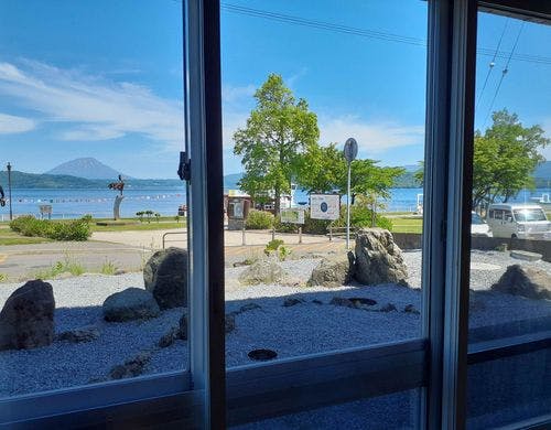 【1階】湖に面した和室８畳からの眺望