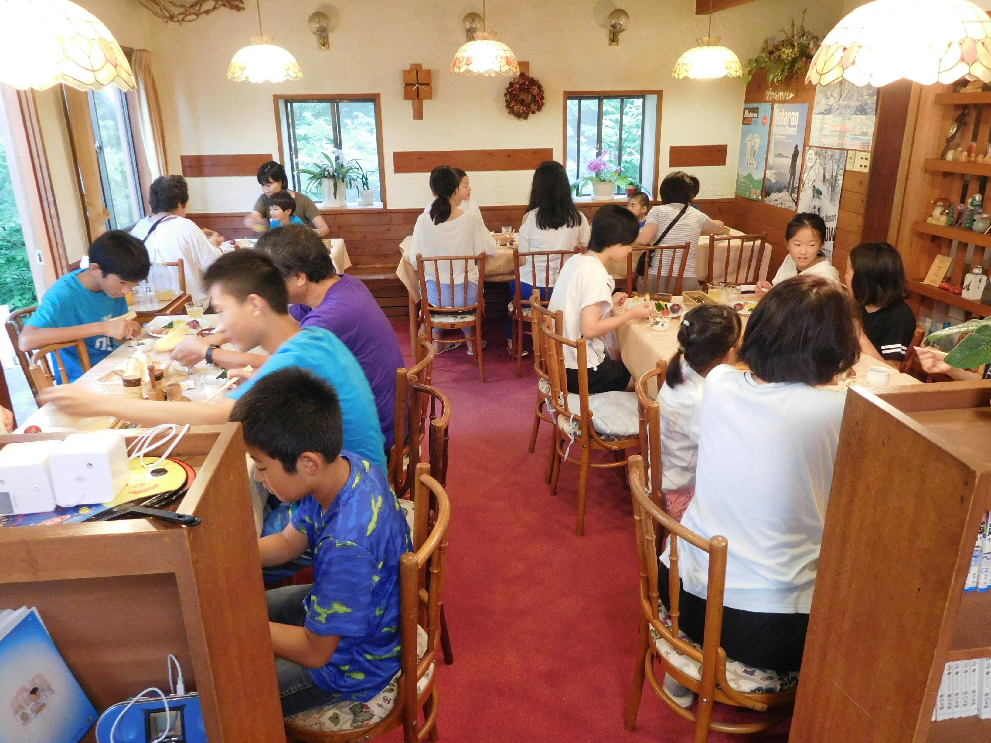 Ruang makan: 28 kursi