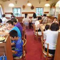 Ruang makan: 28 kursi